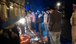 Vợ chồng trẻ chết thảm sau khi va chạm với xe tải