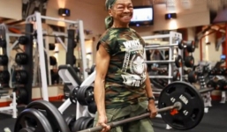 Cụ bà 77 tuổi có thể nâng tạ gấp đôi cơ thể