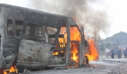 Đang lưu thông, xe khách 16 chỗ bốc cháy dữ dội