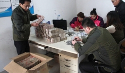 Đem nửa tấn tiền xu lẻ đi mua ô tô khiến nhân viên choáng váng