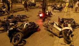 Đi “bão” gặp CSGT, hàng chục quái xế va vào nhau, ngã nhào