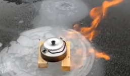 Dùng hồ nước đóng băng để đun sôi nước hút 1,2 triệu lượt xem
