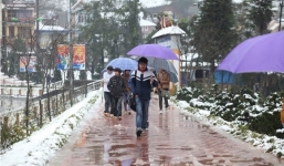 Hàng nghìn học sinh miền Trung nghỉ học vì giá rét