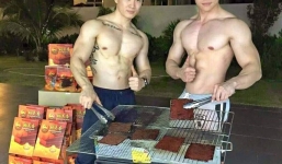 Hot boy 6 múi cởi trần bán hàng, khách nữ xếp hàng chờ đợi