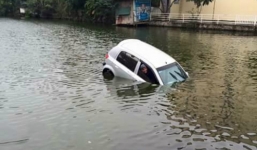 Ô tô lao xuống hồ, 3 người trèo lên nóc xe thoát thân giữa ngày rét kỷ lục