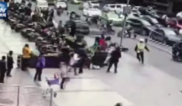 Bị truy đuổi, 'xe điên' đâm thẳng vào đám đông trên đường