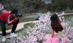 Mặc trời lạnh như cắt, thiếu nữ vẫn vô tư mặc hở