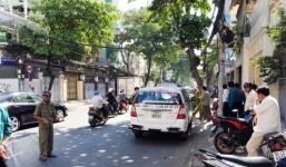 Tài xế taxi 7 chỗ tử vong trên chiếc xe khóa kín