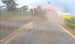 Xe bán tải lật nhiều vòng, hành khách 'bắn lên trời'