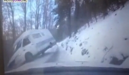 Xe lao xuống vực do tránh nhau trên đường trơn tuyết