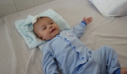 Bé bị dao đâm vào đầu được xuất viện