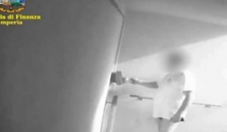 Cảnh sát bị sa thải vì mặc đồ lót đến cơ quan