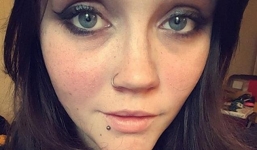 Video: Cô gái trẻ chết cóng vì mặc phong phanh giữa trời -6 độ