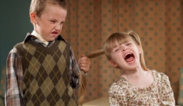 Mẹ Tây xử lý thế nào khi con bị bạn bắt nạt?