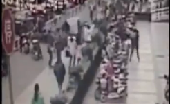 Video: Bị truy đuổi, tài xế ôtô hoảng loạn đâm thẳng vào đám đông