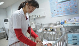 Đốt củi sưởi ấm trong nhà, bé 18 tháng tuổi tử vong, bốn người nhập viện