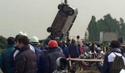 Phát hiện tài xế tử vong trong xe ôtô nổi dưới sông