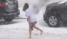 Sốc với cô gái chỉ mặc mỗi áo phông giữa đi bão tuyết