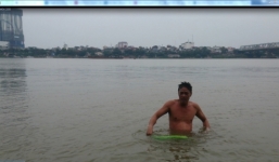 Hà Nội: Sửng sốt 'tắm tiên' giữa trời giá rét 6 độ C