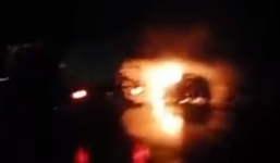 Video: Xế hộp bốc cháy ngùn ngụt trên cao tốc Nội Bài - Lào Cai