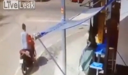 Video: Bố đánh rơi con khi đi xe máy