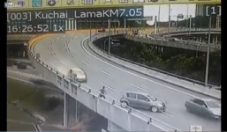 Lái xe như mơ ngủ, tài xế lao thẳng vào xe gặp sự cố trên đường