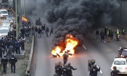 Cảnh sát Pháp dùng hơi cay, bom khói dẹp biểu tình