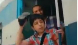 Câu chuyện đôi giầy và hành xử đẹp của hai cậu bé khiến người xem rơi lệ