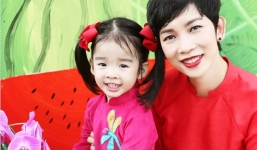 Con gái Xuân Lan diện áo dài chụp ảnh đáng yêu