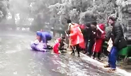 Video: Người dân ngã dúi dụi khi đi trên đường đóng băng