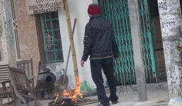 Nhóm lửa sưởi ấm, cụ ông ngã vào đống lửa tử vong