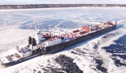 Video: Tàu container khổng lồ kẹt cứng giữa hồ băng