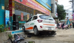 Taxi mất lái lao lên vỉa hè, cuốn hai xe máy vào gầm