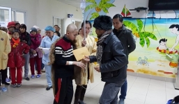 Trần Lập vượt giá rét đến tặng quà cho bệnh nhi ung thư