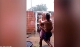 Video bố trung niên bế con tật nguyền cao lớn tắm mưa gây xúc động