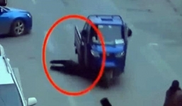 Video: Mải ngắm 'gái xinh', tài xế đâm chết người đi bộ
