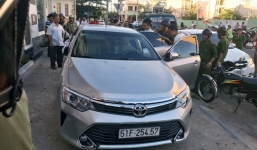 “Tình trẻ” của người mẫu, diễn viên Phi Thanh Vân rút súng dọa bắn người trên phố