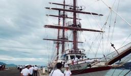 Tàu buồm đầu tiên của Hải quân Việt Nam đã cập cảng