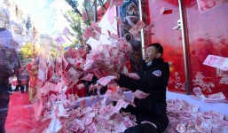 Mặc sức 'bắt' 17 tỷ đồng từ... trên trời rơi xuống