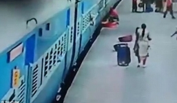 Video: Người phụ nữ mắc kẹt dưới đường ray khi tàu chạy qua