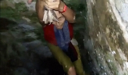 Video: Mải chụp ảnh tự sướng, nữ du khách ngã xuống giếng