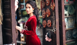 Hoa hậu Sương Đặng kiêu kỳ với áo dài nhung đỏ 