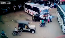 Thiếu quan sát, xe ba bánh “nát đầu” sau khi lao vào xe khách đang đỗ