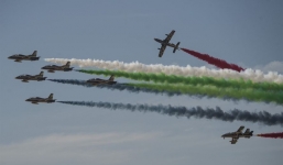 Video: Máy bay biểu diễn đua nhau 'làm xiếc' trên bầu trời