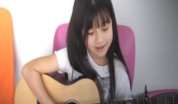 Bé gái 9 tuổi vừa ôm đàn vừa hát 'Little Love' khiến dân mạng 'chao đảo'