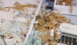 Camera ghi lại cảnh 2 đối tượng cướp tiệm vàng ở Bình Dương