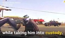 Mỹ: Cảnh sát đá vào ngực, giơ súng dọa tay đua, bị phạt 4 tỷ