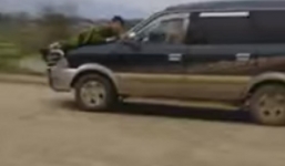 Clip: Lái xe hất cảnh sát lên nắp capo tháo chạy 30km