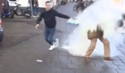 Trò 'nghịch dại' tung sữa bột vào người Châu Á bị chỉ trích