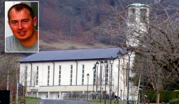 Hy hữu phim người lớn được chiếu trong lễ tang 